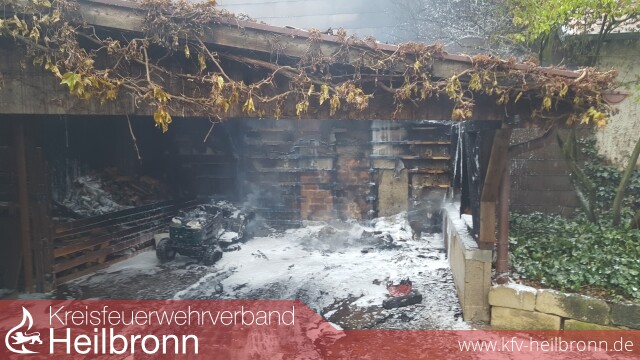 PKW Ausgebrannt Und Carport Beschädigt